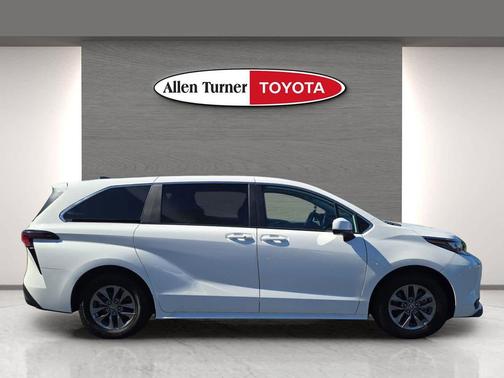 2024 Toyota Sienna LE