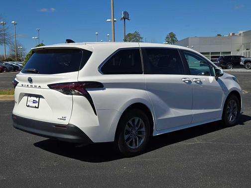 2024 Toyota Sienna LE