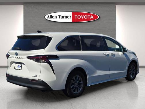 2024 Toyota Sienna LE
