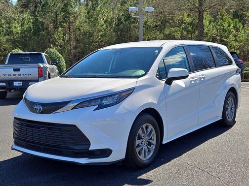 2024 Toyota Sienna LE