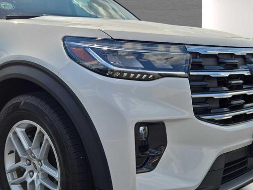 Star White Metallic Tri-Coat 2025 Ford Explorer Active