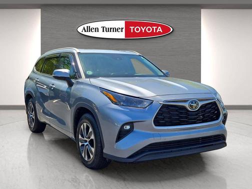 Moon Dust 2022 Toyota Highlander XLE