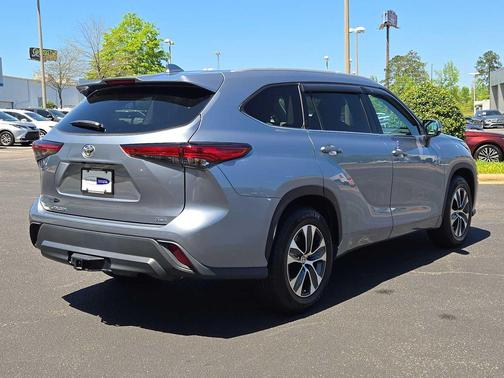 Moon Dust 2022 Toyota Highlander XLE