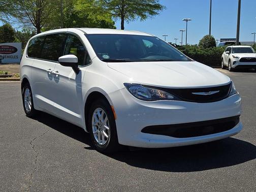 Bright White Clearcoat 2023 Chrysler Voyager LX
