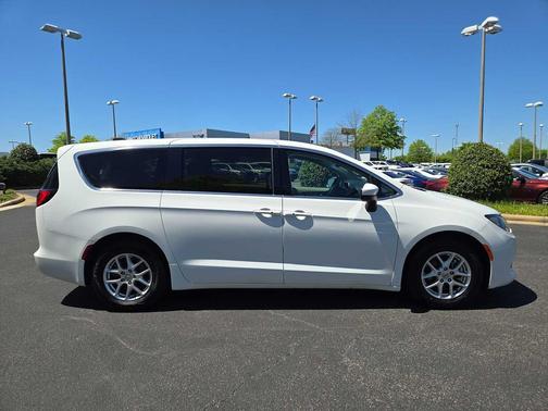 Bright White Clearcoat 2023 Chrysler Voyager LX