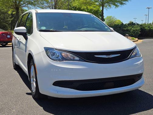 Bright White Clearcoat 2023 Chrysler Voyager LX