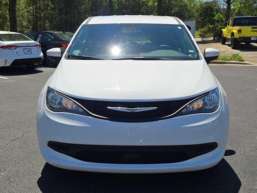 Bright White Clearcoat 2023 Chrysler Voyager LX