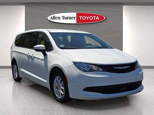 Bright White Clearcoat 2023 Chrysler Voyager LX