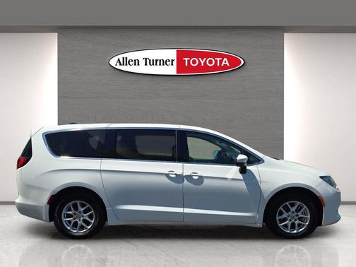 Bright White Clearcoat 2023 Chrysler Voyager LX