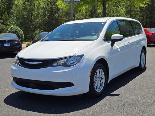Bright White Clearcoat 2023 Chrysler Voyager LX