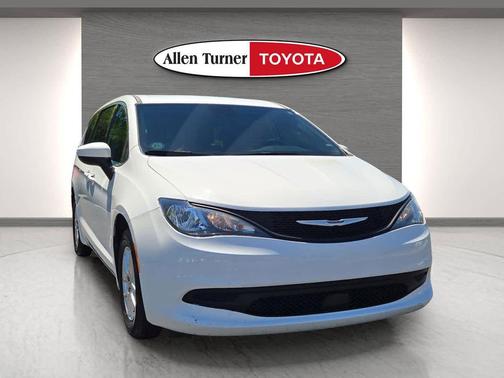 Bright White Clearcoat 2023 Chrysler Voyager LX