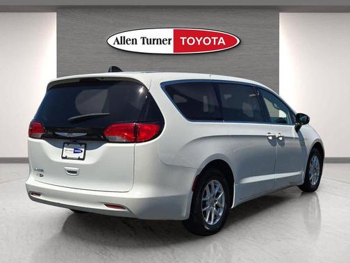Bright White Clearcoat 2023 Chrysler Voyager LX