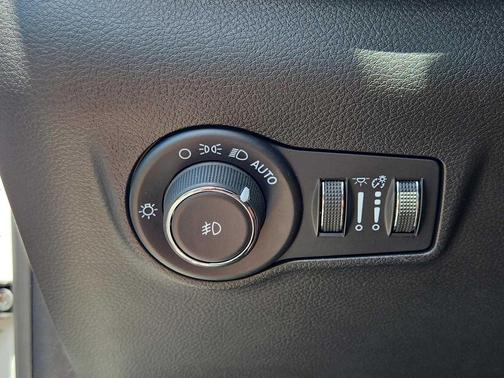 Bright White Clearcoat 2025 Jeep Compass Latitude