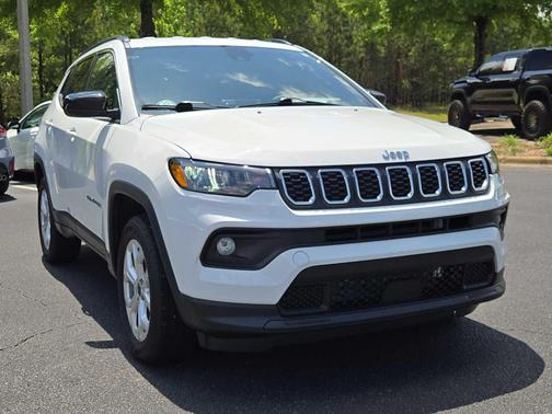 Bright White Clearcoat 2025 Jeep Compass Latitude