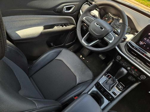 Bright White Clearcoat 2025 Jeep Compass Latitude