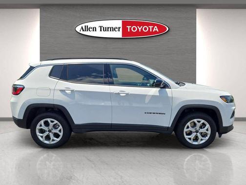 Bright White Clearcoat 2025 Jeep Compass Latitude
