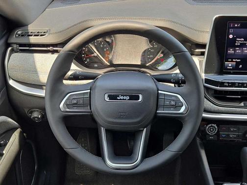 Bright White Clearcoat 2025 Jeep Compass Latitude