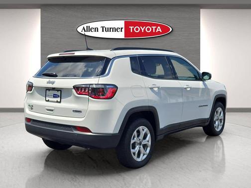 Bright White Clearcoat 2025 Jeep Compass Latitude
