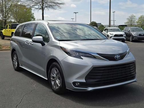 2025 Toyota Sienna XLE