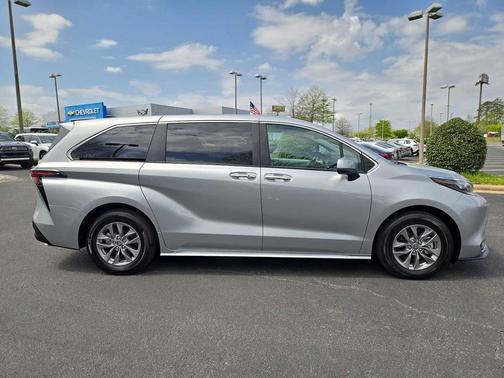 2025 Toyota Sienna XLE