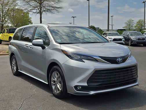 2025 Toyota Sienna XLE