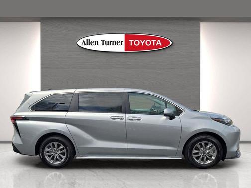 2025 Toyota Sienna XLE
