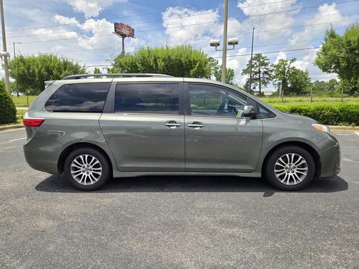 Jade Metallic 2018 Toyota Sienna XLE