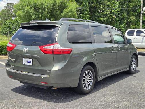 Jade Metallic 2018 Toyota Sienna XLE