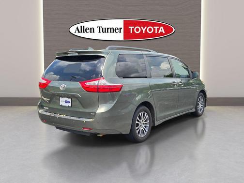 Jade Metallic 2018 Toyota Sienna XLE