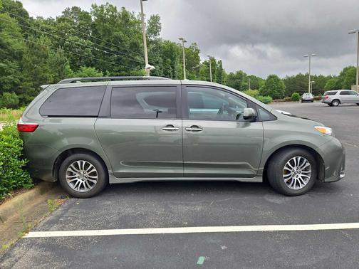 Alumina Jade Metallic 2018 Toyota Sienna XLE