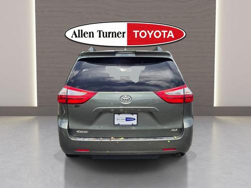 Jade Metallic 2018 Toyota Sienna XLE