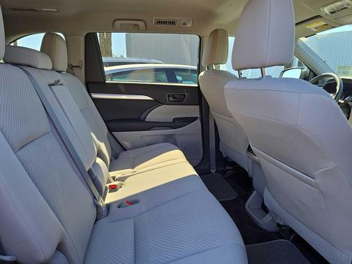 2017 Toyota Highlander LE I4