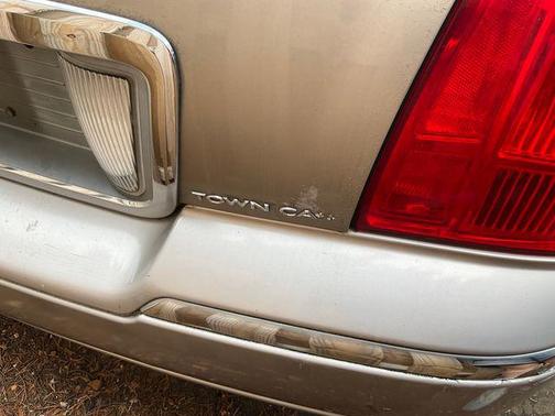 Light Parchment Gold Clearcoat 2003 Lincoln Town Car Executive