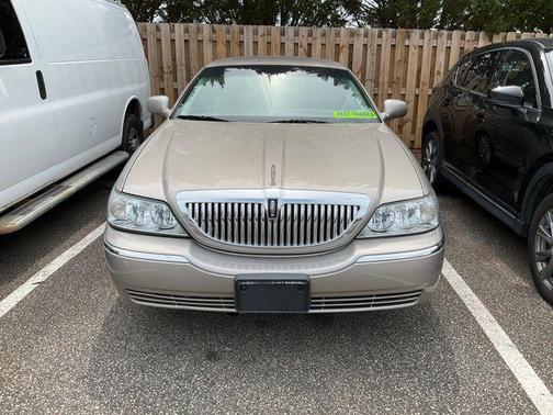 Light Parchment Gold Clearcoat 2003 Lincoln Town Car Executive