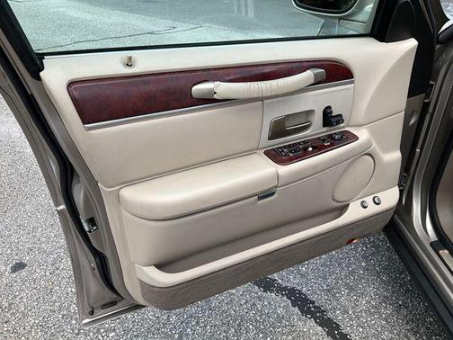 Light Parchment Gold Clearcoat 2003 Lincoln Town Car Executive