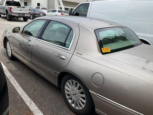 Light Parchment Gold Clearcoat 2003 Lincoln Town Car Executive
