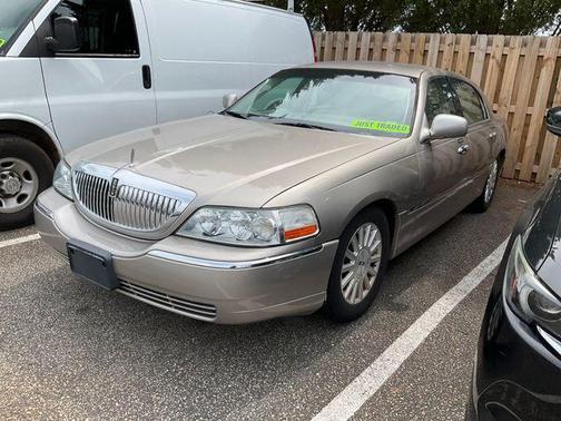 Light Parchment Gold Clearcoat 2003 Lincoln Town Car Executive