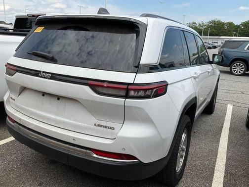 Bright White Clearcoat 2023 Jeep Grand Cherokee Laredo