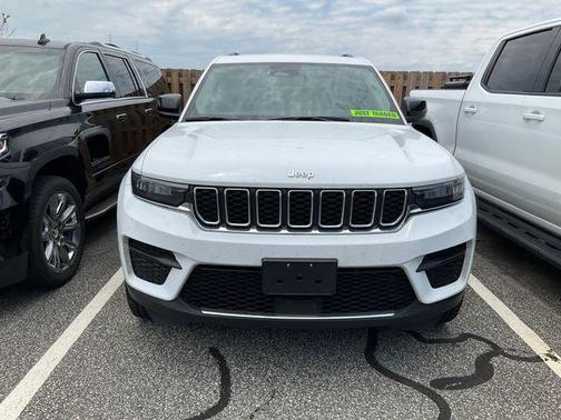Bright White Clearcoat 2023 Jeep Grand Cherokee Laredo