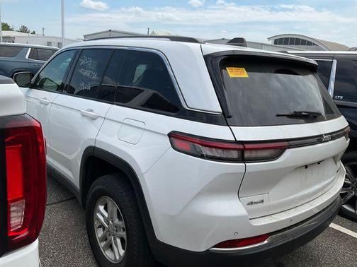 Bright White Clearcoat 2023 Jeep Grand Cherokee Laredo
