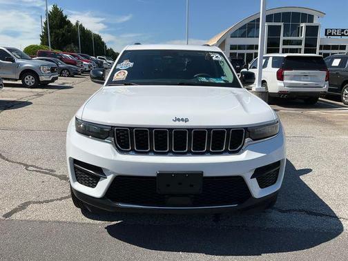 Bright White Clearcoat 2023 Jeep Grand Cherokee Laredo