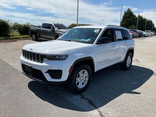 Bright White Clearcoat 2023 Jeep Grand Cherokee Laredo