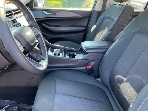 Bright White Clearcoat 2023 Jeep Grand Cherokee Laredo