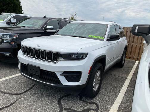 Bright White Clearcoat 2023 Jeep Grand Cherokee Laredo