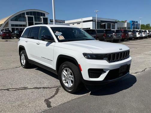 Bright White Clearcoat 2023 Jeep Grand Cherokee Laredo