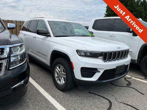 Bright White Clearcoat 2023 Jeep Grand Cherokee Laredo