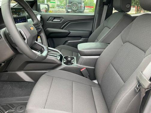 Summit White 2025 Chevrolet Colorado LT