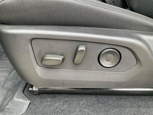 Summit White 2025 Chevrolet Colorado LT