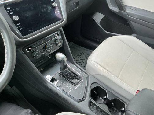 Deep Black Pearl 2021 Volkswagen Tiguan 2.0T SE