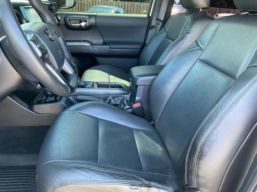 Super White 2018 Toyota Tacoma TRD Sport